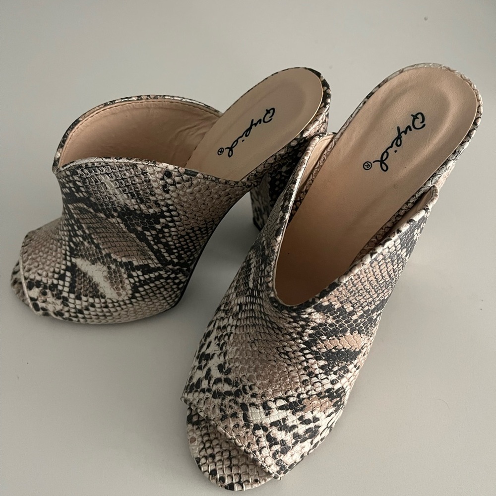 Stylish Snakeskin Pattern Open Toe High Heels Siz… - image 4